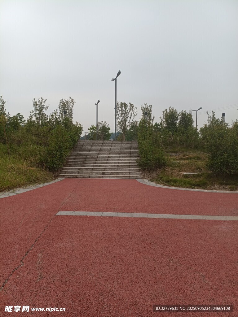 红色步道与周边绿植景观