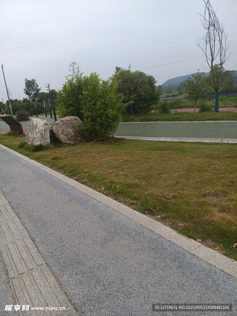 户外宁静的步道与绿地