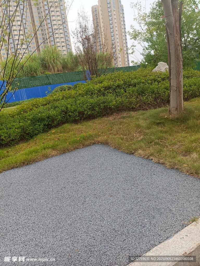 城市中铺设的灰色碎石路面