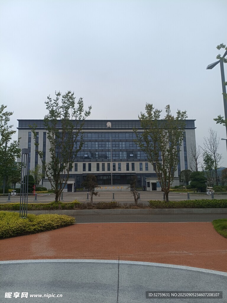 现代风格建筑前的开阔广场