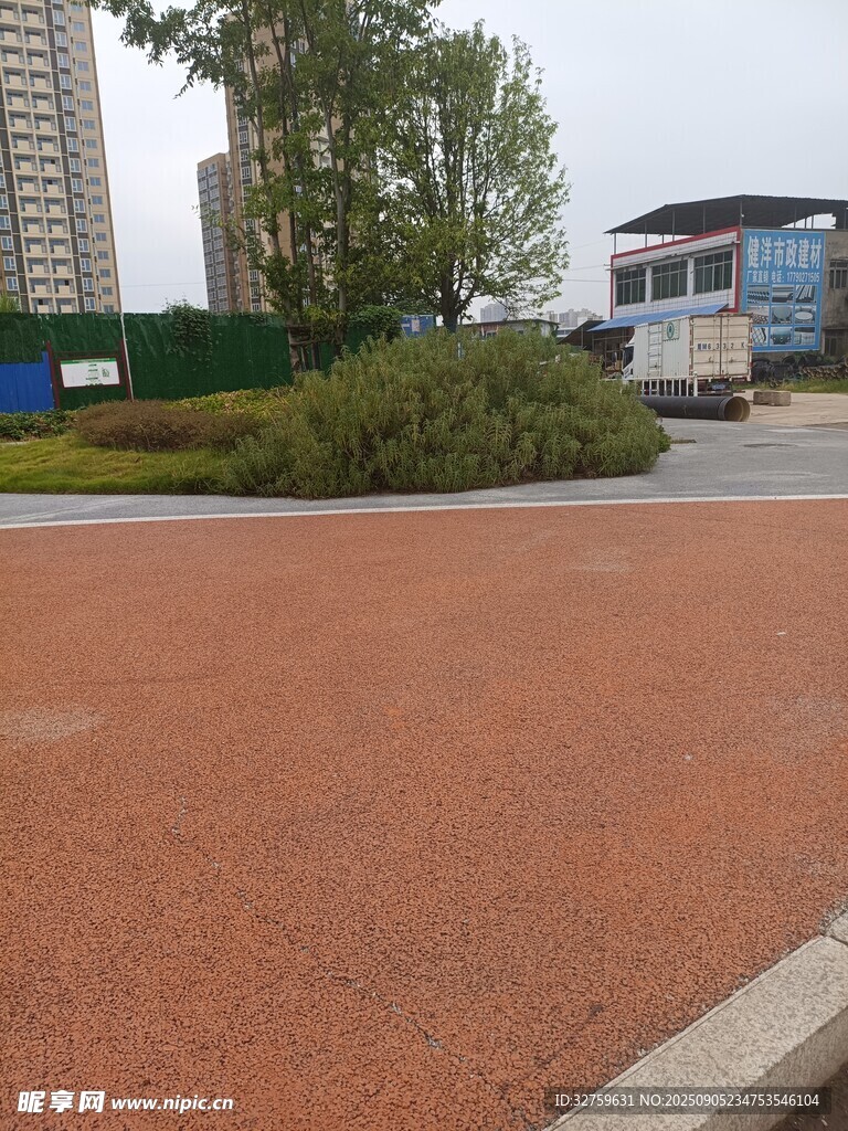 户外红色透水路面场景