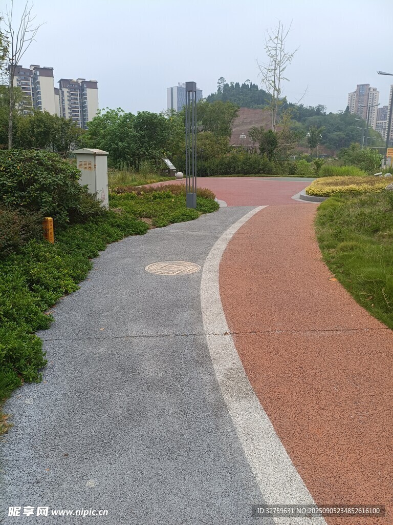 城市中的多彩蜿蜒步道