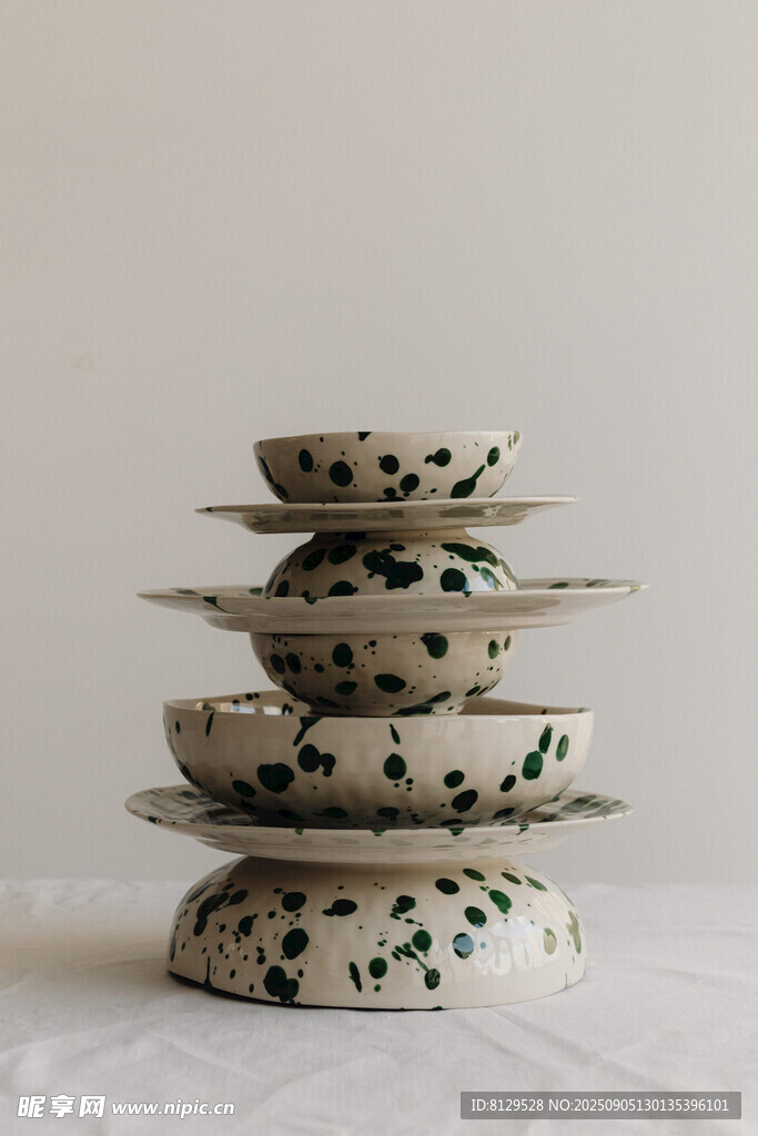 堆叠的斑点花纹陶瓷餐具