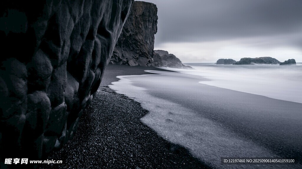 海岸边的岩石与阴沉海景