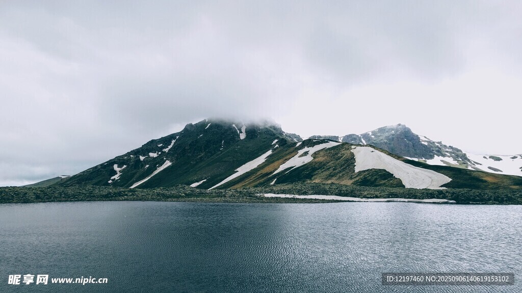 雪山下的宁静湖泊