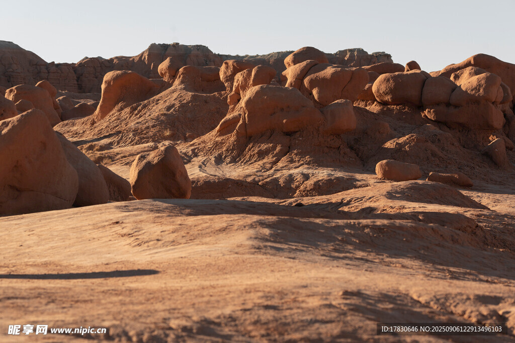 沙漠中的奇特岩石景观
