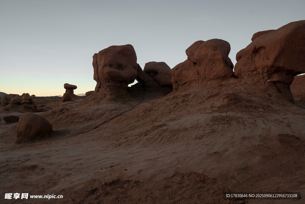 沙漠中的奇特岩石景观