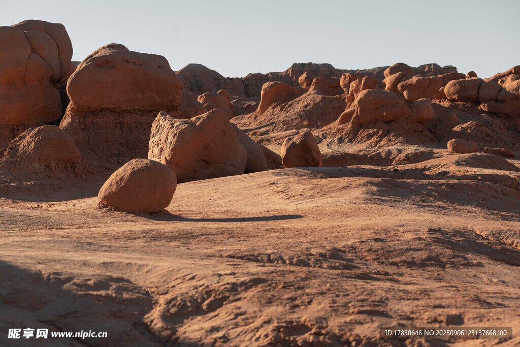 沙漠中的奇特岩石景观