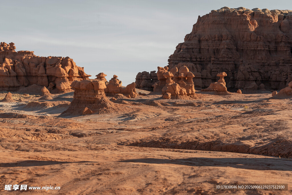 沙漠中的奇特岩石景观