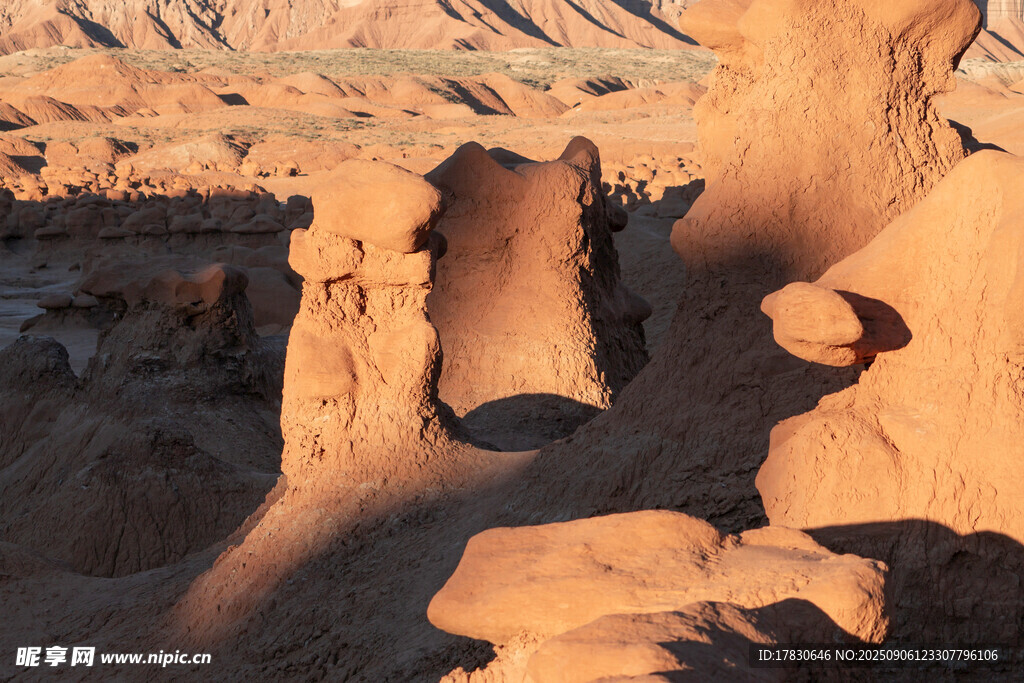 沙漠中的奇特岩石景观