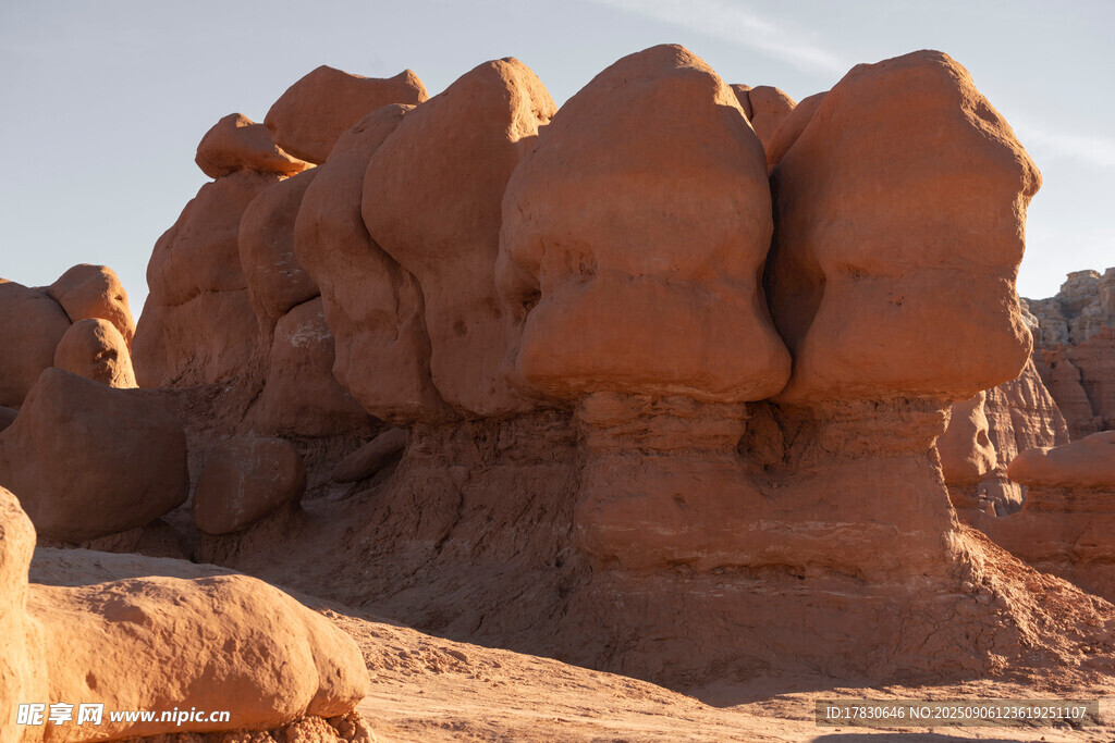 沙漠中的奇特岩石景观