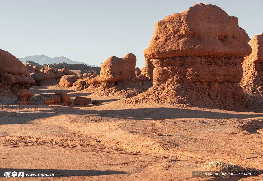 沙漠中的奇特岩石景观