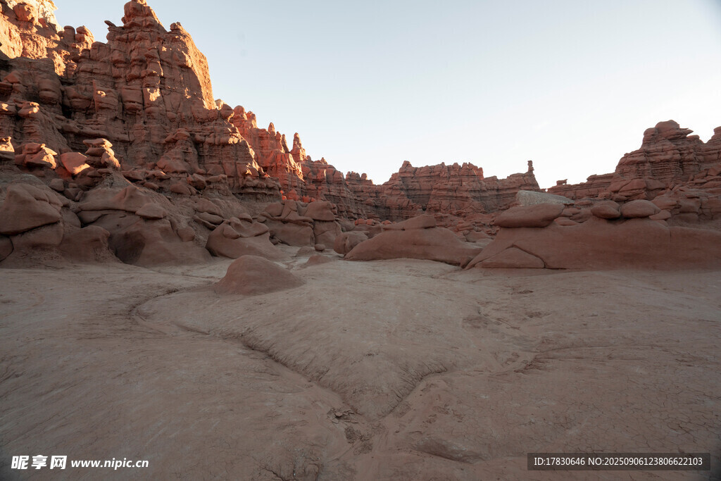 沙漠中的奇特岩石景观