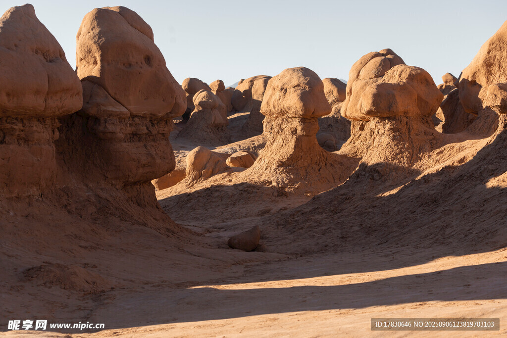 沙漠中的奇特岩石景观