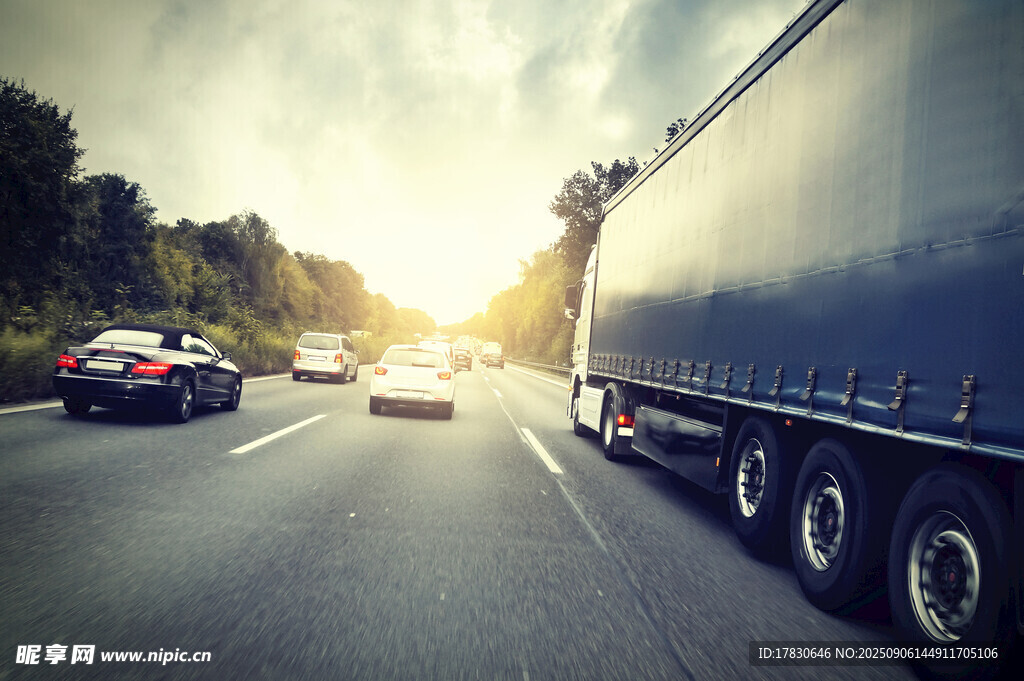 公路上行驶的汽车与货车