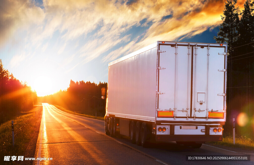 夕阳下公路上行驶的货车