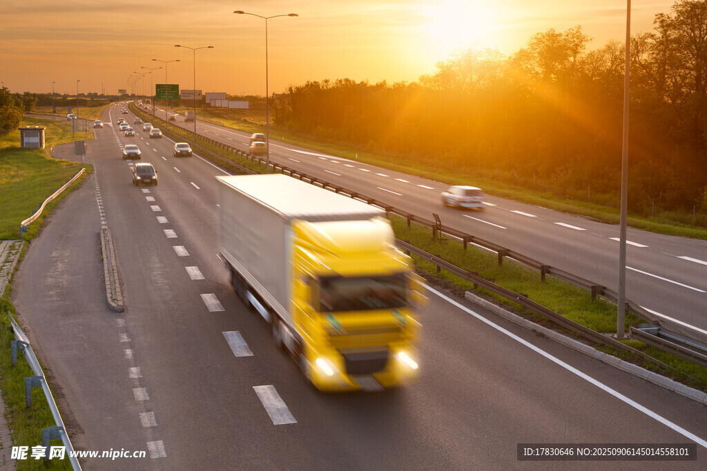 夕阳下公路上行驶的货车