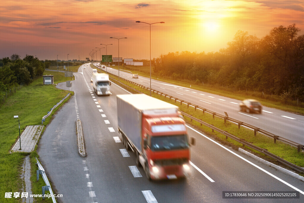 夕阳下公路上行驶的货车