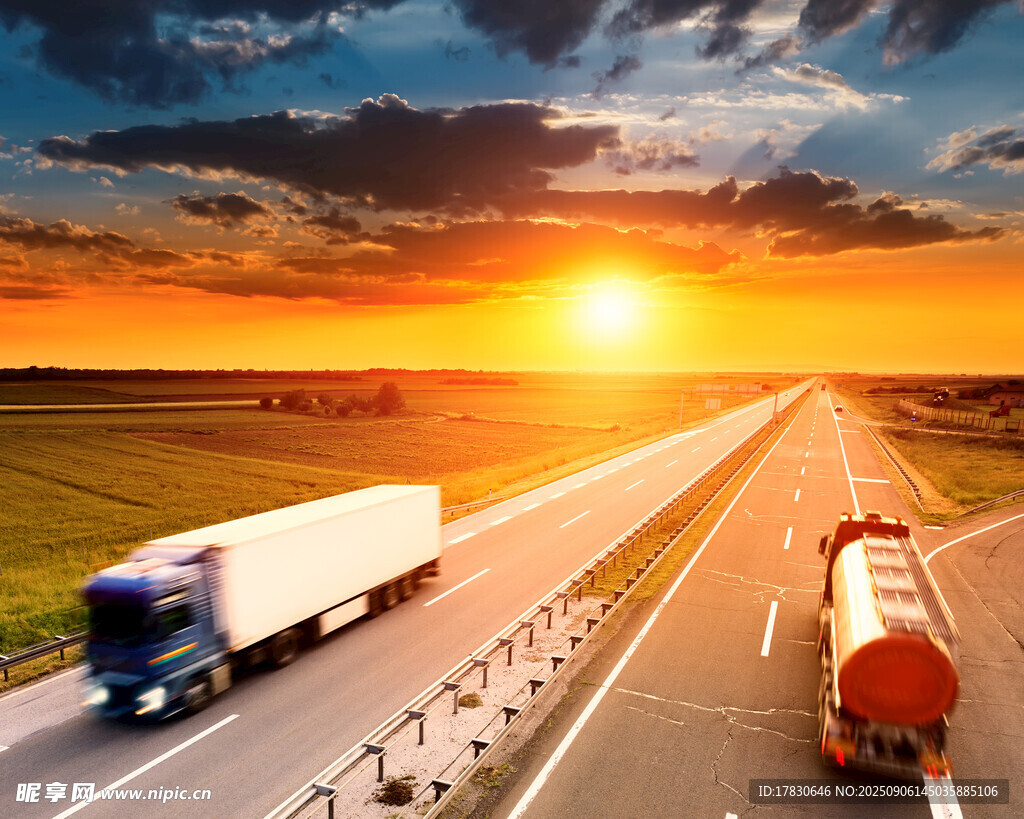 夕阳下公路上的货运卡车
