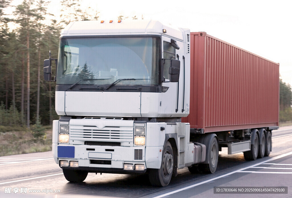 公路上行驶的大型货运卡车