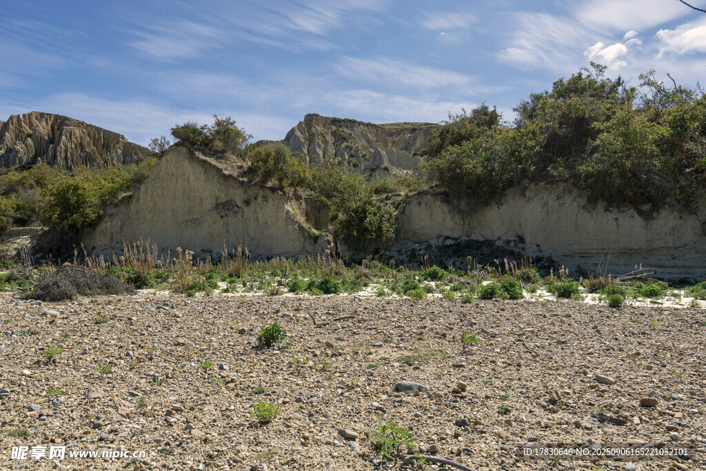 荒凉山坡下的开阔碎石地