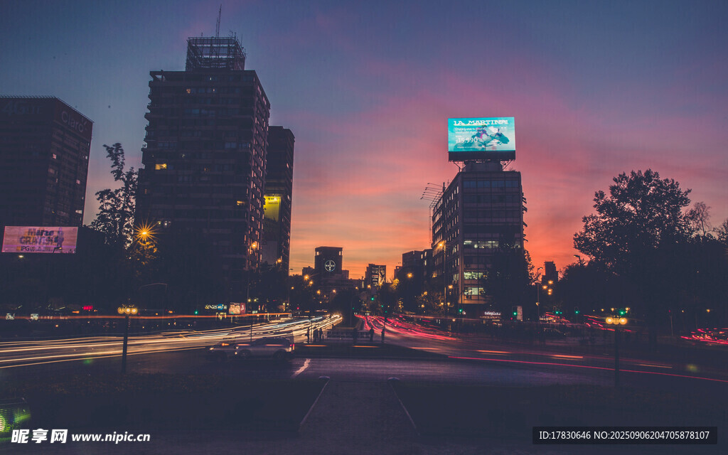 城市黄昏夜景中的繁华街道