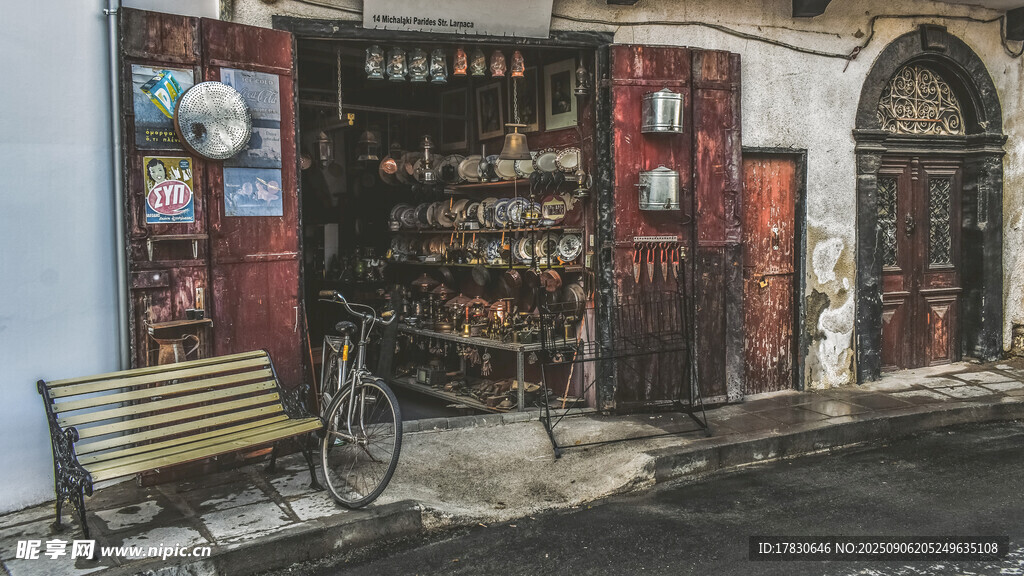 街角复古小店与长椅景象