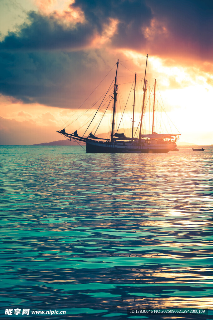 海上帆船迎夕阳美景