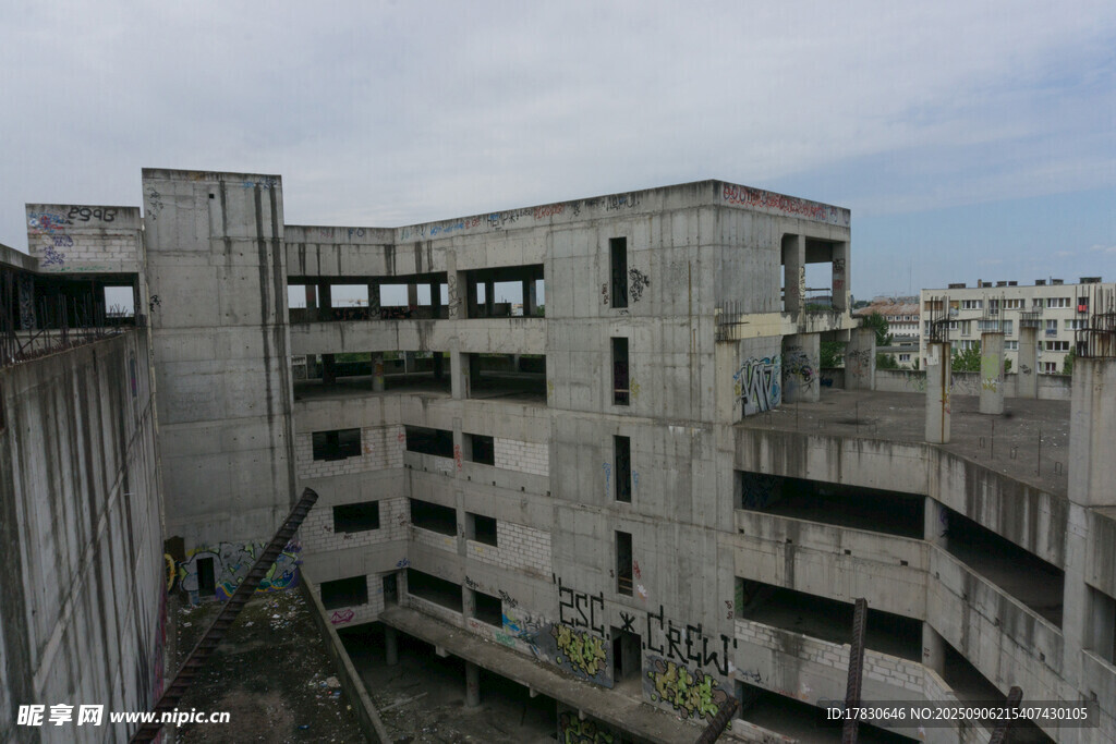 废弃多层建筑外观景象