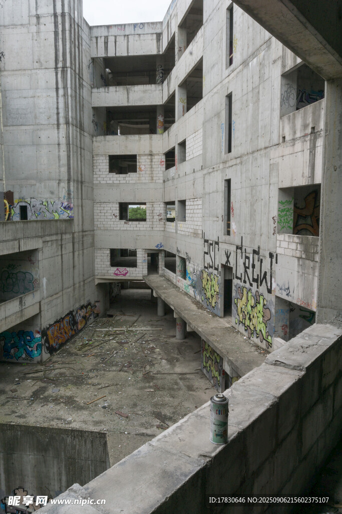 废弃建筑内景
