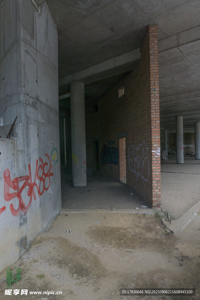 废弃建筑内景