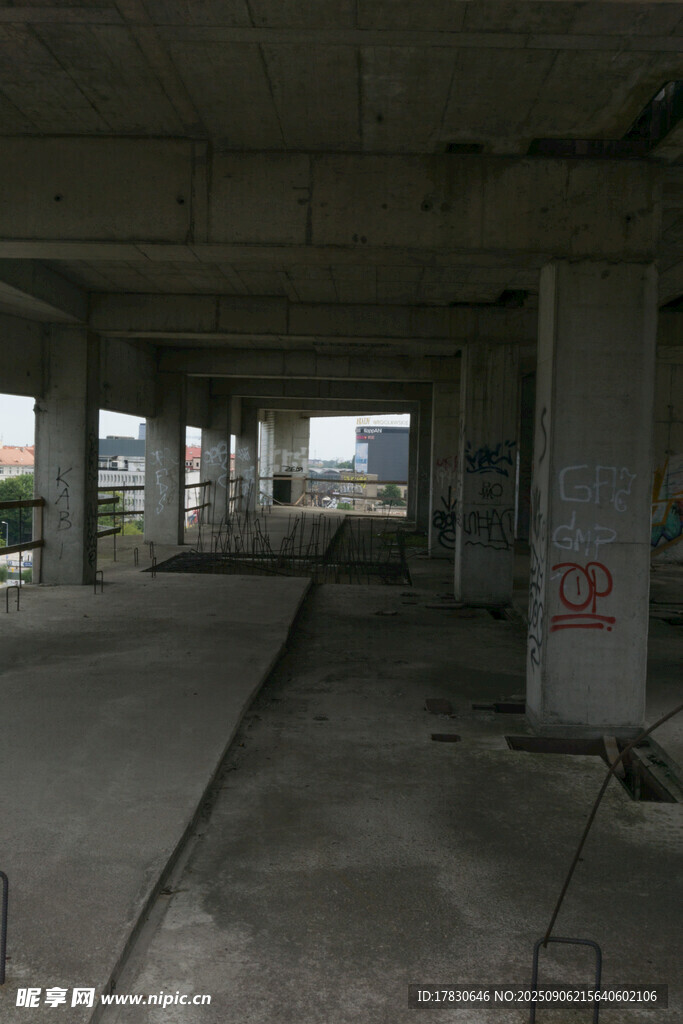 废弃建筑内部场景
