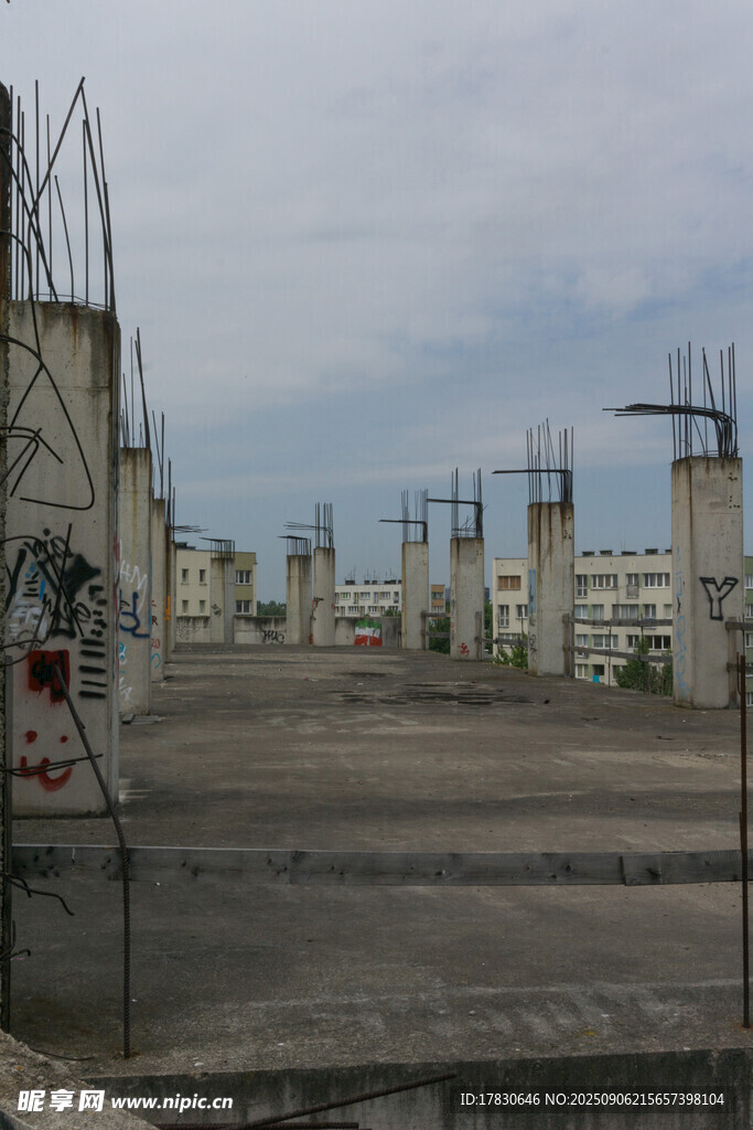废弃空旷场地的工业遗迹