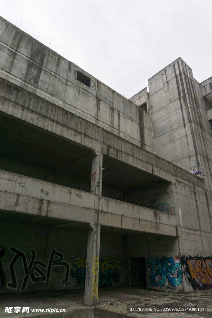 废弃建筑的涂鸦艺术景观