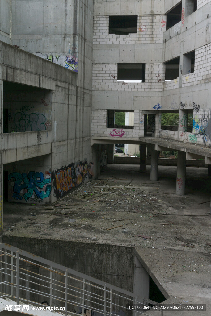 老旧建筑内的空旷庭院
