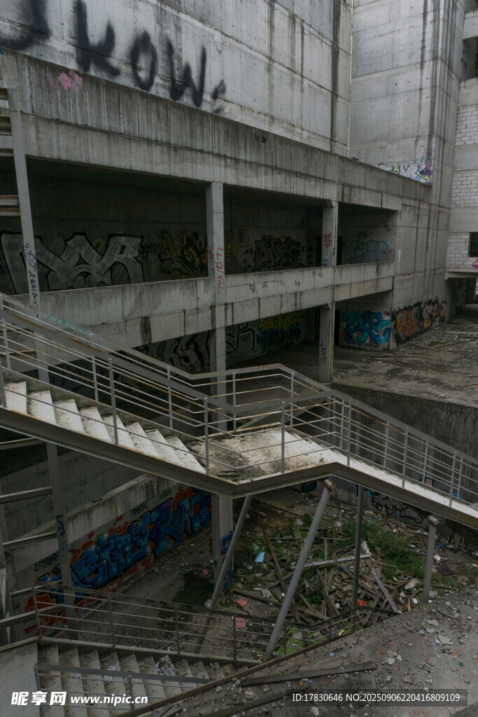 废弃建筑中的楼梯场景