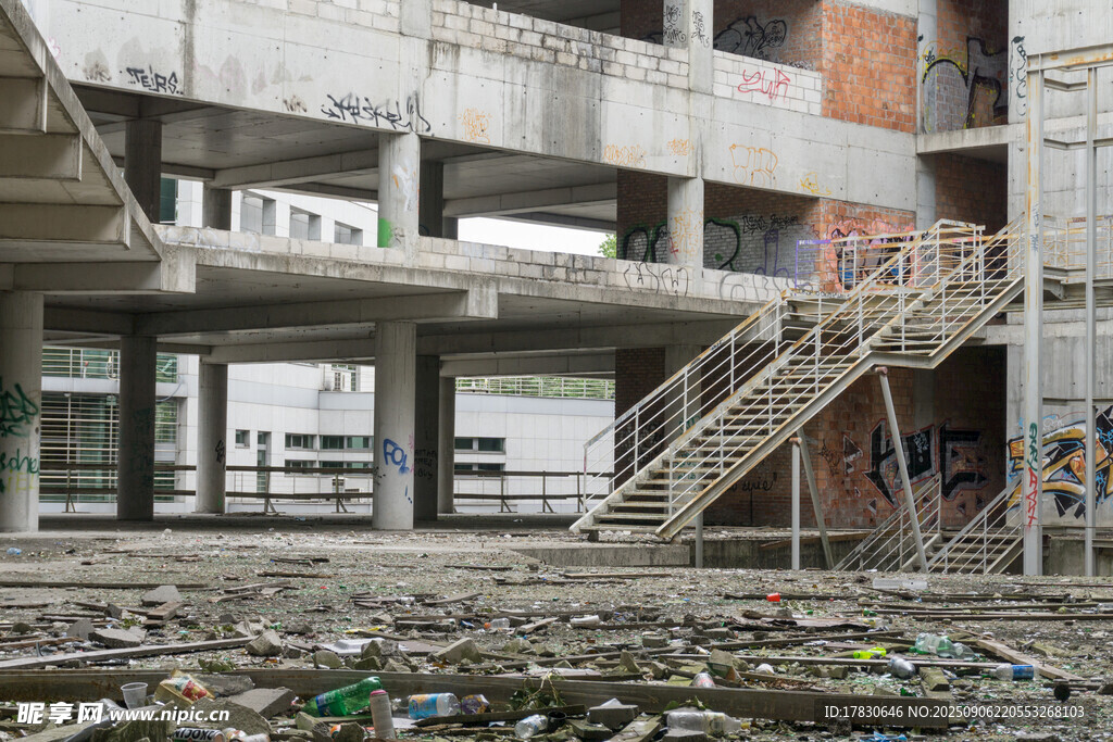 废弃建筑内景及杂乱废墟