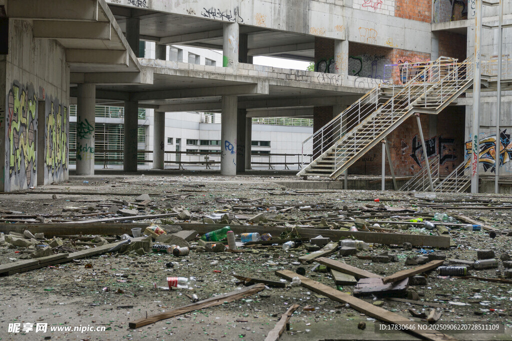 废弃建筑内的杂乱废墟场景