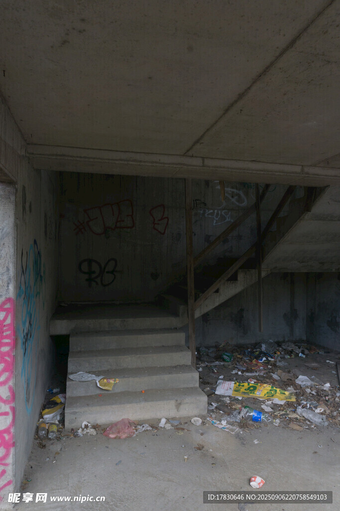 废弃楼道垃圾堆积场景