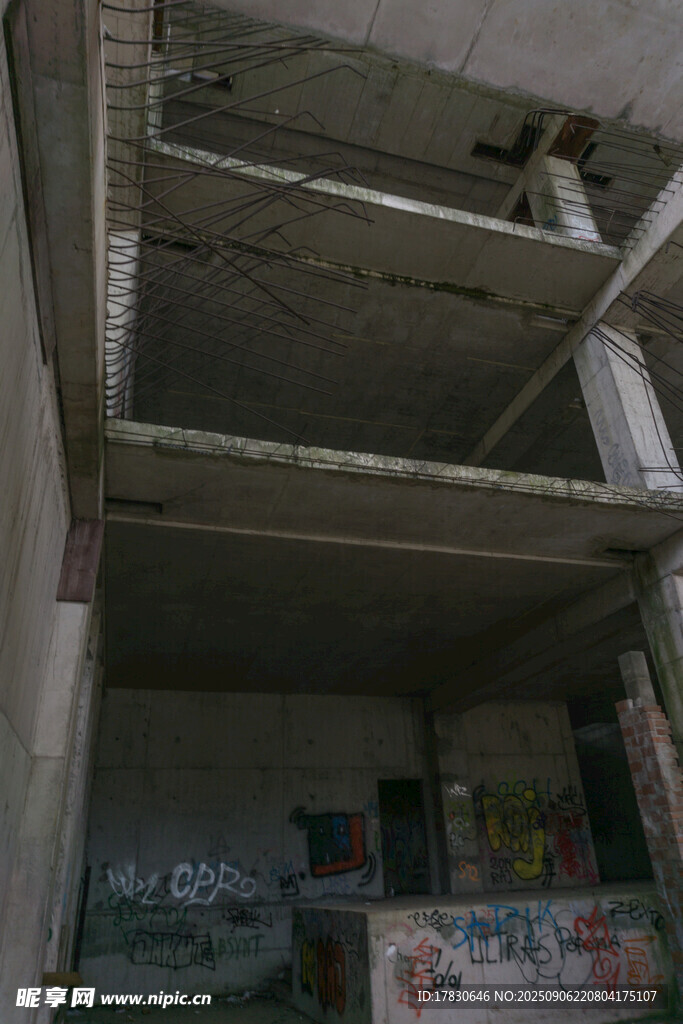 废弃建筑内部结构