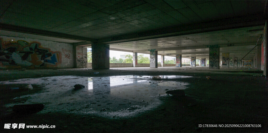 废弃室内的积水与斑驳景象