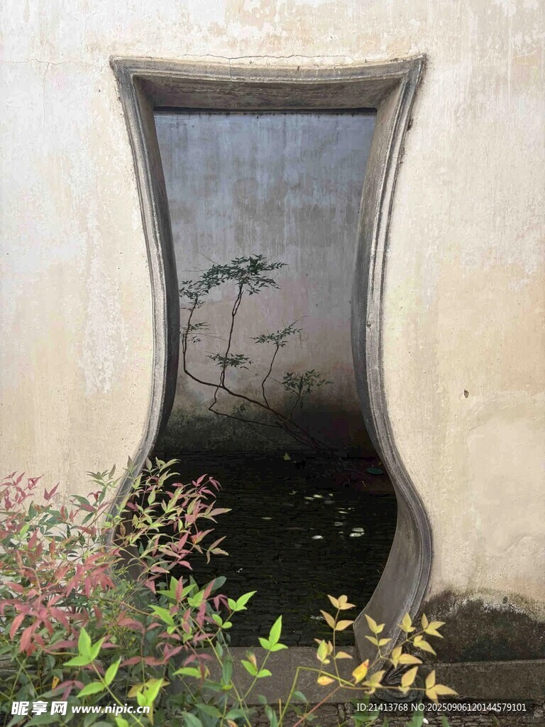 墙中别致水景