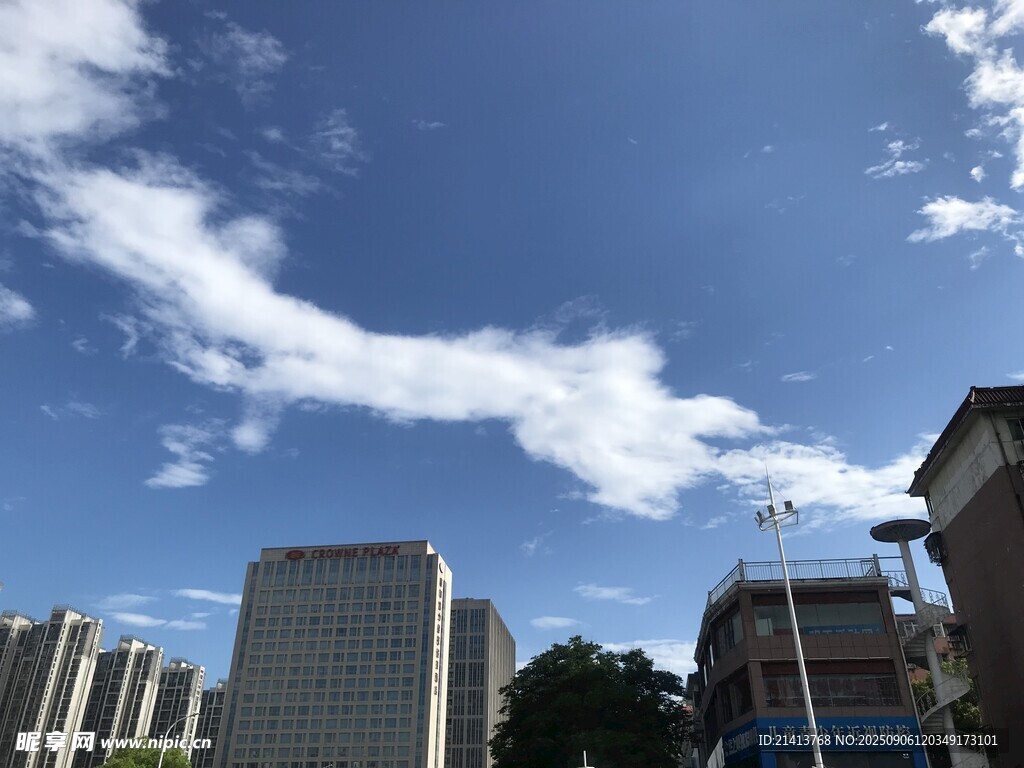 城市上空的蓝天白云