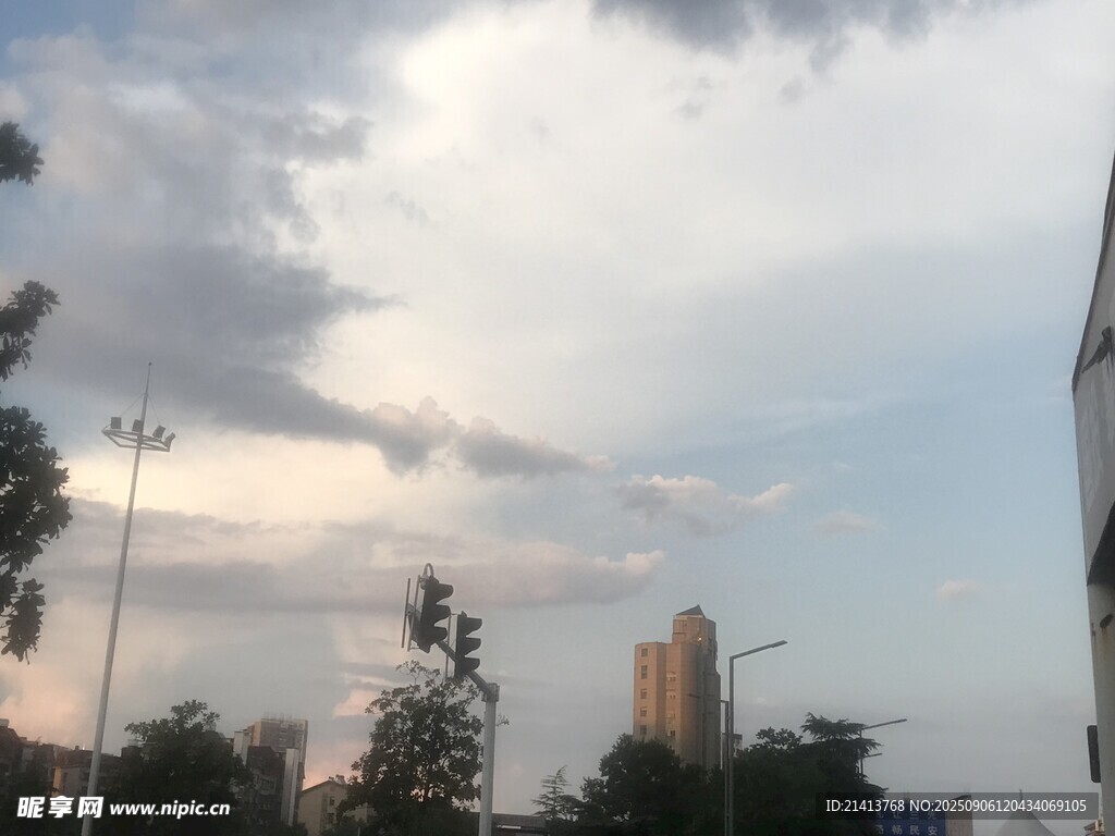 城市上空的多云景象
