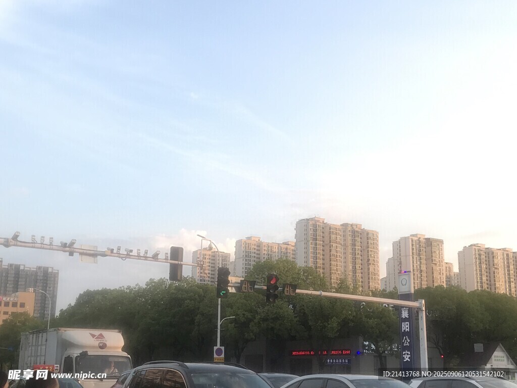 城市街景中的高楼与交通