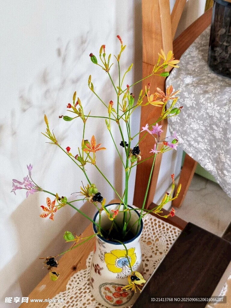 花瓶中多彩花枝装饰一角