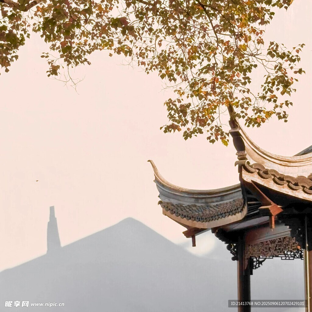 中式亭台与远处朦胧景致
