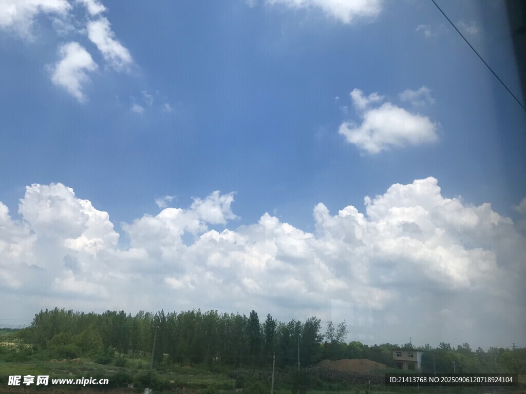 蓝天白云下的乡村景致