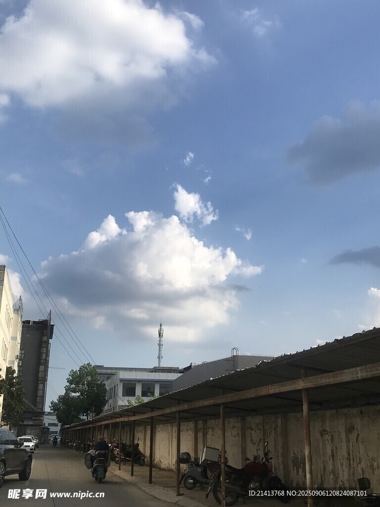 小镇街道的日常景象