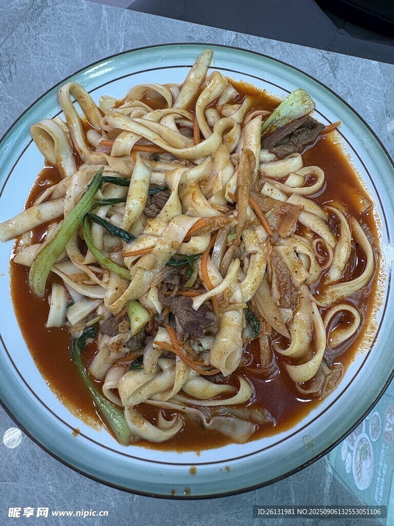 牛肉炒刀削面
